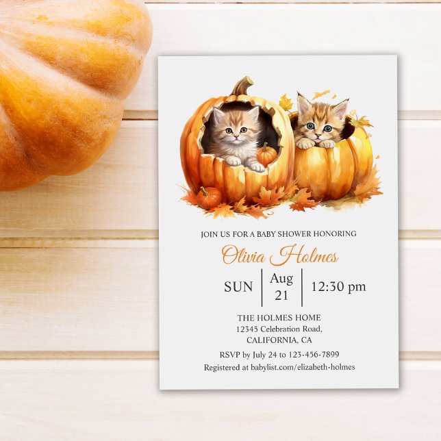 Convites Gatinho de Halloween bonito no Chá de fraldas de A (Cute Kitten Baby Shower Invitation on white table next to a pumpkin)