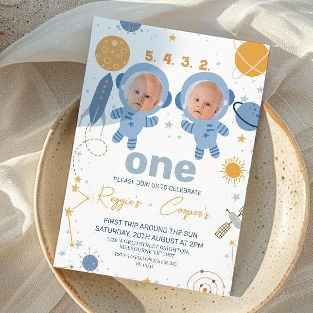 Convites Gêmeos Azuis Primeira Viagem em Torno do primeiro  (Cute Boy Twins First Trip Around The Sun Birthday Invitation Outer Space Birthday Invite For Twins)