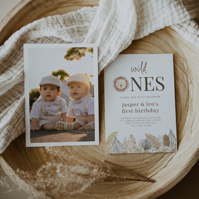 Convites Gemidos Selvagens Folhas Neutrais - Foto Aniversár (Wild Ones Twins Neutral Leaves - Photo Birthday Invitation)