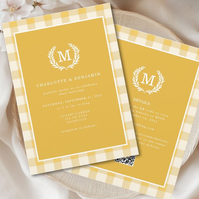 Convites Gingham Monograma Crest Código QR Amarelo (Yellow Gingham Monogram Crest Invitation with QR Code dor Details, Wedding Website, RSVP.)