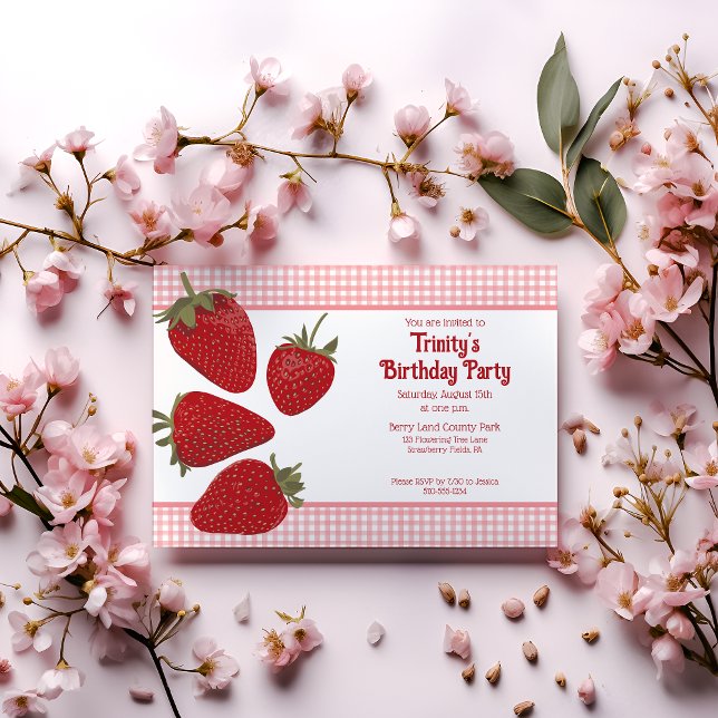 Convites Gingham rosa e morangos vermelhos (Criador carregado)