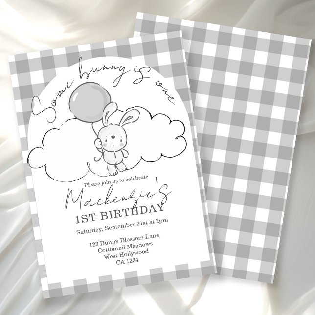 Convites Gingham Some Bunny está com um Aniversário Persona (Gingham Some Bunny Is One Birthday Personalized Invitation by Ricaso. Unisex bunny rabbit party)