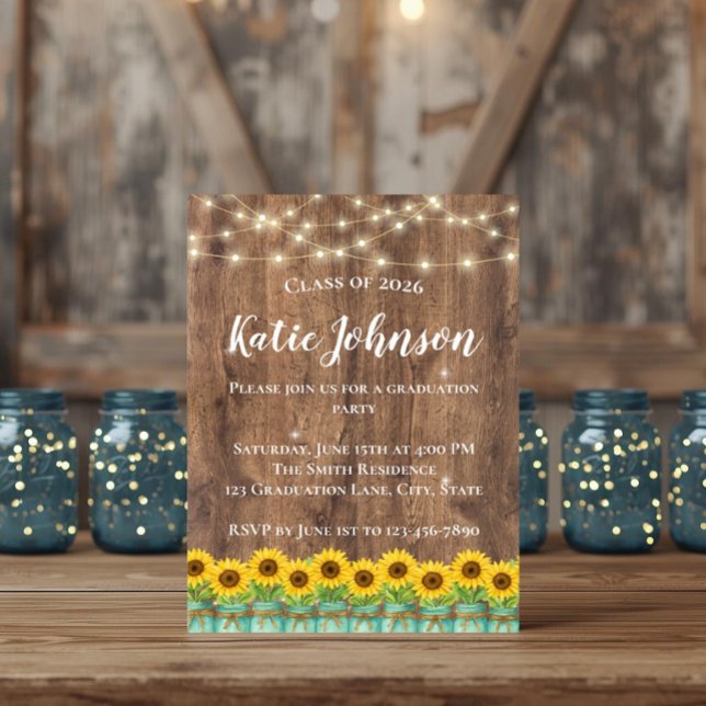 Convites Girassóis Rústicos e Jarra de Mason Azul para Form (Brighten your big day with this rustic sunflower and mason jar graduation invite on warm barn wood.)
