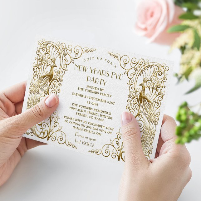 Convites Glam White Dourado Art Deco Peacocks Véspera de An (New Years eve party invitation, gold peacock Art Deco new year party invite, trendy peacock new year)