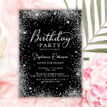 Convites Glamorous Silver Glitter e Black 60th Birthday<br><div class="desc">Negra elegante moderna e Silver brilham 60º convites de festas de aniversários. Este design de placa girly adulta apresenta um script de caligrafia manuscrito de na moda,  fundo preto com estrutura de brilho solto ao redor. Fácil de personalizar,  perfeito para qualquer idade.</div>
