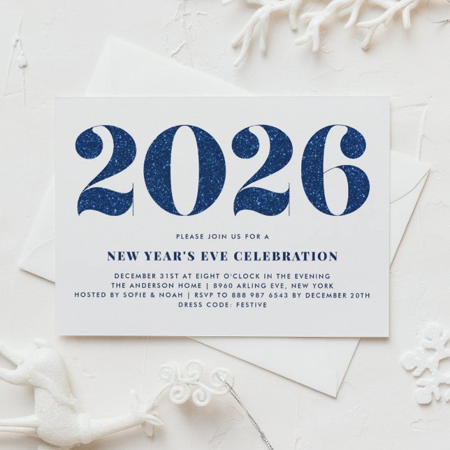 Convites Glitter Branco e Azul 2024 Festa de Véspera de Ano (Customizable 2026 New Year's Eve party invitation featuring faux navy blue glitter.)
