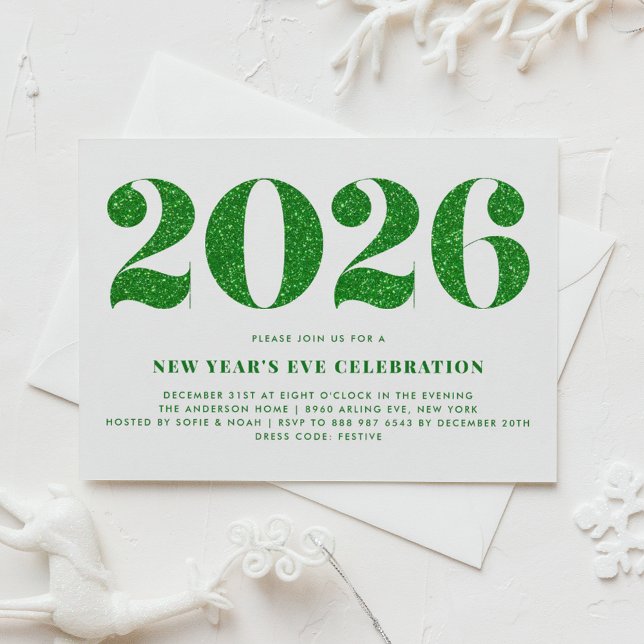 Convites Glitter Branco e Verde 2024 Festa de Véspera de An (Customizable 2026 New Year's Eve party invitation featuring faux green glitter.)