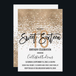 Convites Glitter Dourado branco Elegante Confetti Omã Sweet<br><div class="desc">Este doce e glamouroso, doce 16, é um design moderno e em voga que apresenta uma falsa sequência brilhante de ouro cintilante, abstrato confetti ombre, sobre um fundo branco. É perfeito para a moderna e elegante aniversariante com sua simples tipografia personalizada de impressão bonito e artística preta. Personalize a cor...</div>