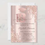 Convites Glitter Glitter Coloca Rosa Dourada Taça 18º Anive<br><div class="desc">Um moderno,  chique e glamouroso com pingos de brilho,  boné de formatura em fundo rosa dourado.</div>