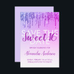 Convites Glitter roxo Sweet 16 Save the Date (Salvar a data<br><div class="desc">Moderno Roxo e Rosa Quente Espelho e Espalheta Glitter Doce Dezesseis Monogramas e Salva Inicialmente o Convite de aniversário de Data. Este convite é perfeito para uma Festa de aniversário Sparkle e Glitter Sweet 16 que procura celebrar no estilo.</div>