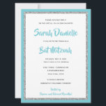 Convites Glittery Bat Mitzvah Blue e Silver Large<br><div class="desc">Este convite do Bat Mitzvah de tendência apresenta brilho falso cintilante em camadas sobre um fundo de cor sólida. Use o formulário modelo para adicionar suas próprias informações. A Ferramenta Design pode ser usada para alterar o estilo,  a cor e o layout da fonte.</div>