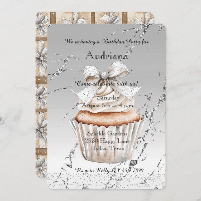 Convites Glitzy Silver White Cupcake Bow Birthday (Frente/Verso)