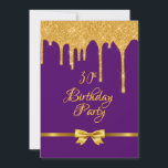 Convites gotejamento com aniversário de 30 anos de arco de<br><div class="desc">Convite de festas elegante,  clássico,  glamouroso e feminino. Uma fita colorida azul e um arco com gotejamento brilhante de ouro falsa. Fundo roxo. Com o texto: aniversário de 30 anos na frente,  escrito com um moderno estilo escrito à mão. Adicione os detalhes do evento no verso.</div>