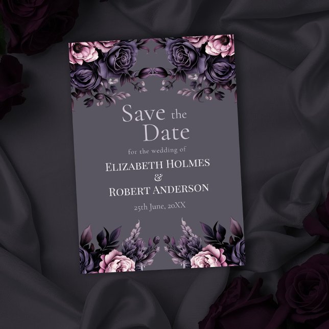 Convites Gótico Save the Date Floral Ameixa (Gothic Plum Floral Save the Date Invitation on a gothic wedding table with dark roses)