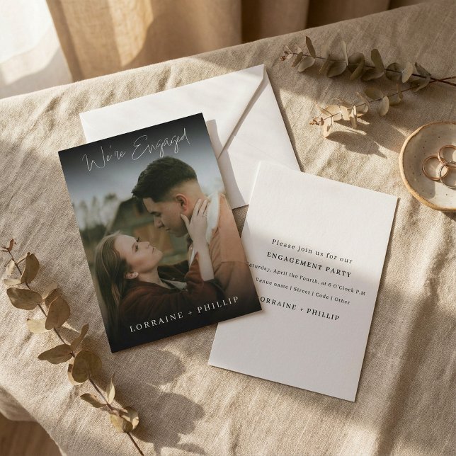 Convites Gradiente Escuro Escuro Sonoro Foto Convidada (Sleek Dark Gradient We’re Engaged Photo Invite.)
