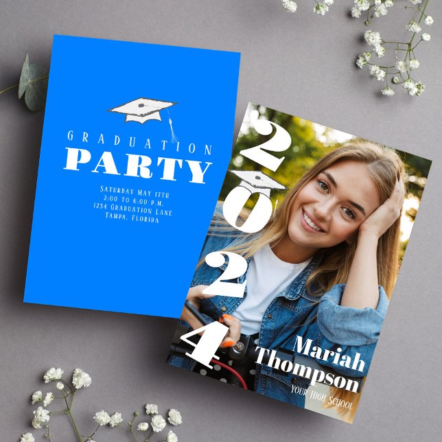 Convites Graduação Blue Typografia Foto Classe De 2023 (Graduation photo invitation with bold typography and azure blue school colors. )