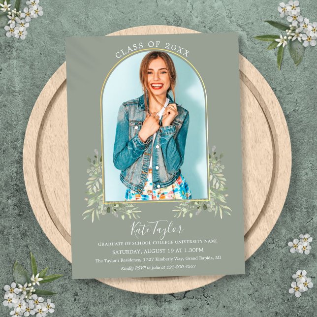 Convites Graduação de Folhagem Verde de Foto em Arch Dourad (Gold Arch Photo Sage Green Foliage Graduation Invitation)