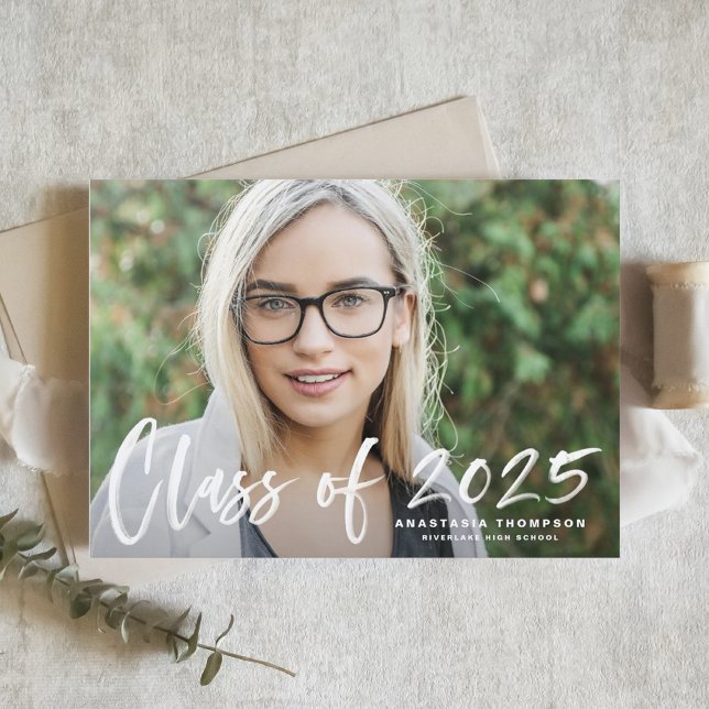 Convites Graduação de Foto com Letra Pincel Branca 2025 (Customizable photo graduation announcement featuring brush lettering.)