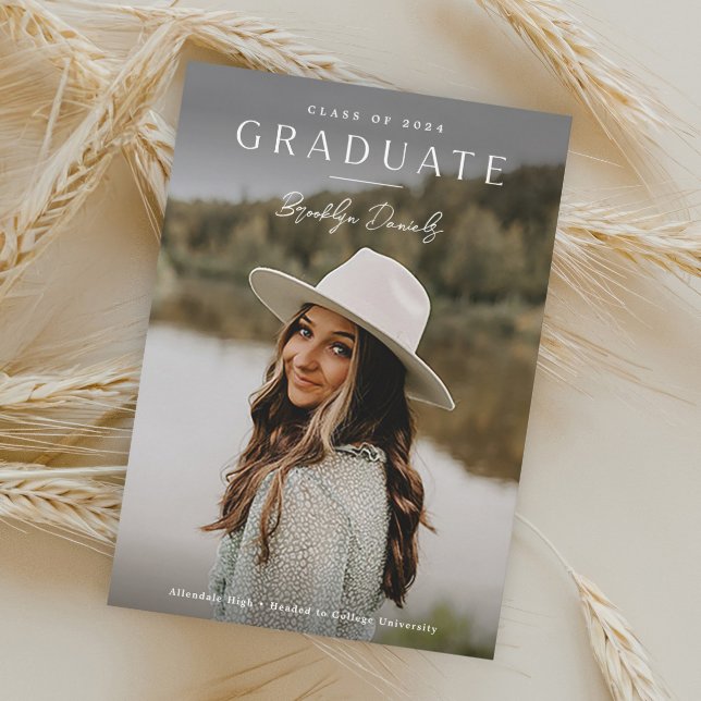 Convites Graduação de Foto com Nome de Script Elegante Simp (Simple Typography Overlay with Script Name 2 Photo Graduation Announcement Invitations.)
