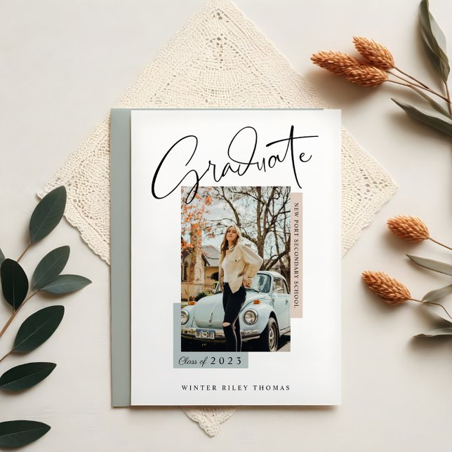 Convites Graduação de Foto de Sobreposição de Script do For (Stylish Graduate Script Overlay Photo Graduation Invitation)