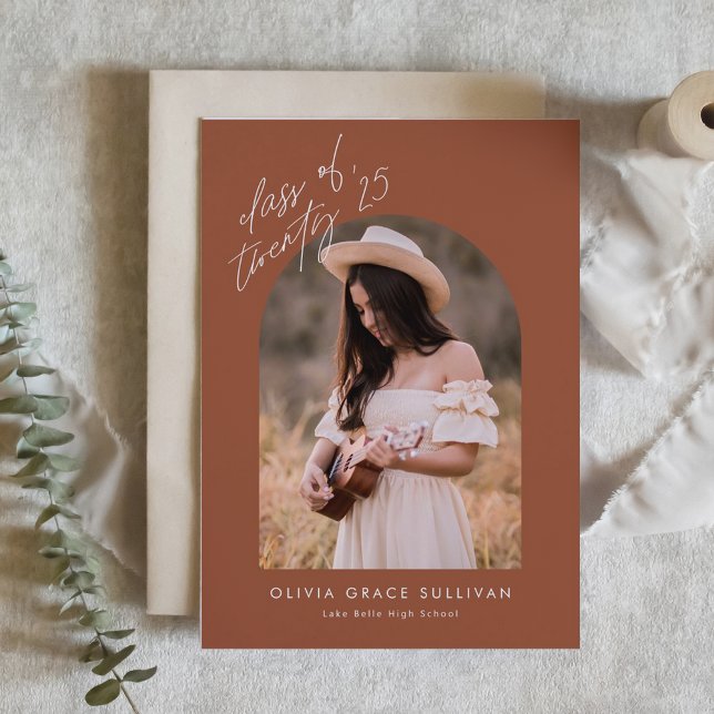 Convites Graduação de Foto do Arch Boho Terracotta (Graduation Invitation Featuring Arch Photo, Handwriting Script, and Terracotta Background)