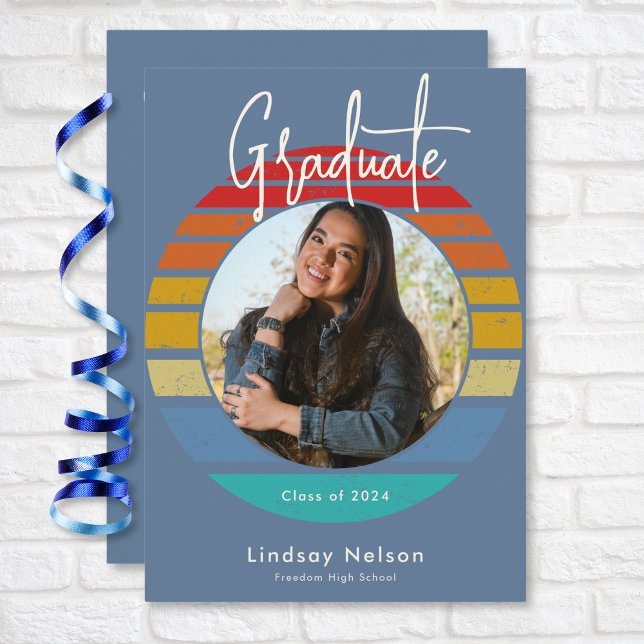 Convites Graduação de Foto do Sunset Laranja Vermelho Azul  (Retro Blue Red Orange Sunset Arch Photo Graduation Invitation)