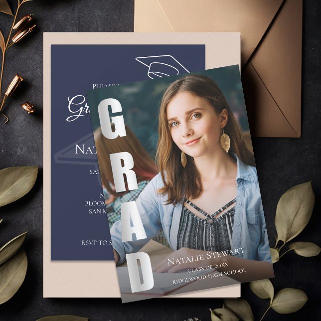 Convites Graduação de Foto em FORMANDO de Foto Moderno Faux (Modern Faux Silver Foil GRAD Photo Graduation Invitation)