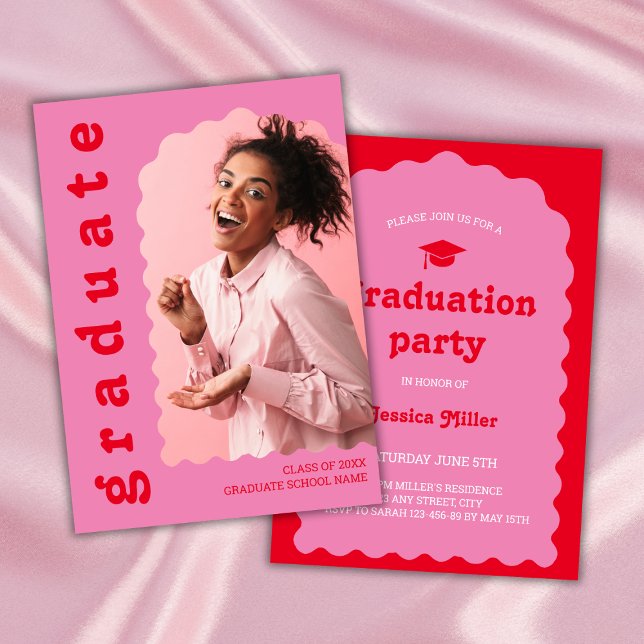 Convites Graduação de Foto Onda de Fonte Retro Rosa e Rosa  (graduation party invitation retro font class of 2024 bold pink and red wavy arch photo)