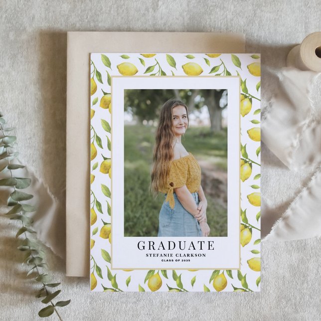 Convites Graduação de Foto Padrão de Limão de Aquarela (Customizable photo graduation invitation featuring watercolor lemon pattern.)