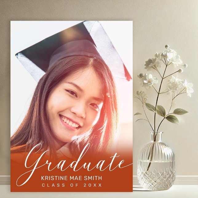 Convites Graduação de Foto por Caligrafia Branca Moderna La (Orange with White Calligraphy Script Photo Graduation Announcement and Party Invitation)