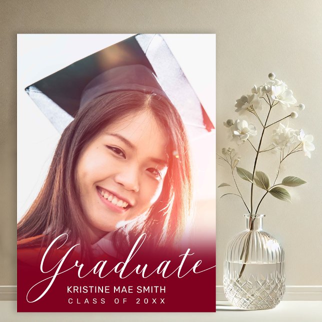 Convites Graduação de Fotografia da Caligrafia Branca Moder (Maroon with White Calligraphy Script Photo Graduation Announcement and Party Invitation)
