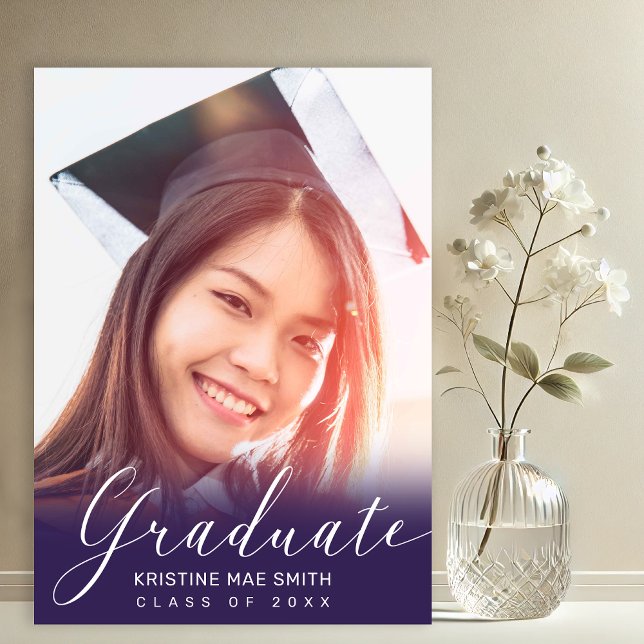 Convites Graduação de Fotografia da Caligrafia Branca Roxa  (Purple with White Calligraphy Script Photo Graduation Announcement and Party Invitation)