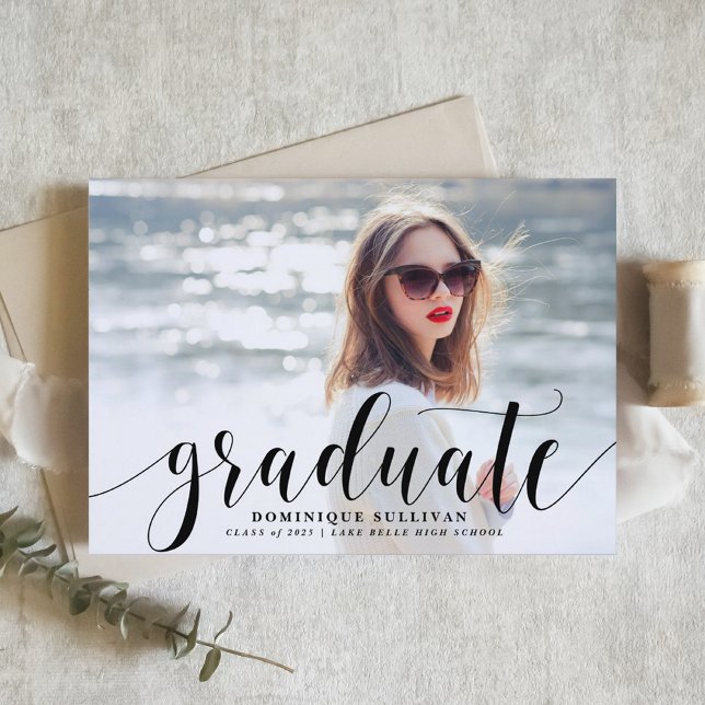 Convites Graduação de Fotografia em Caligrafia Moderna Negr (Personalized Photo Graduation Invitation with Black Modern Calligraphy – Customizable Photo)