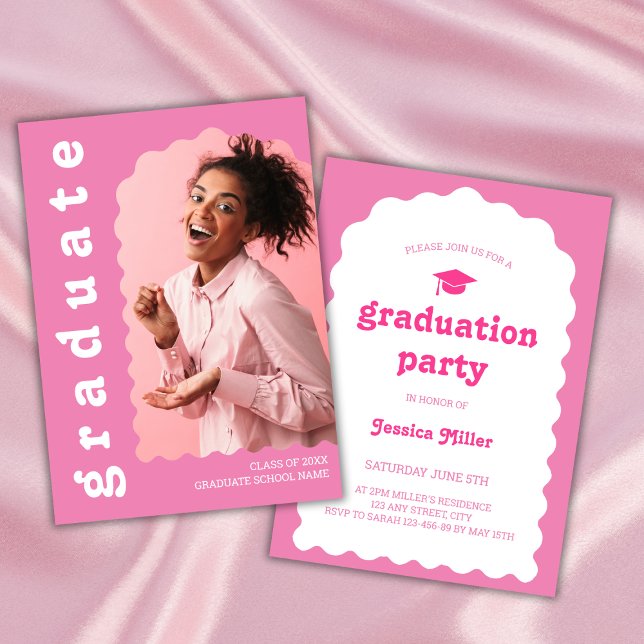 Convites Graduação de Fotografias com Arco ondulado Retro-R (graduation party invitation retro font class of 2024 chic pink wavy arch photo)