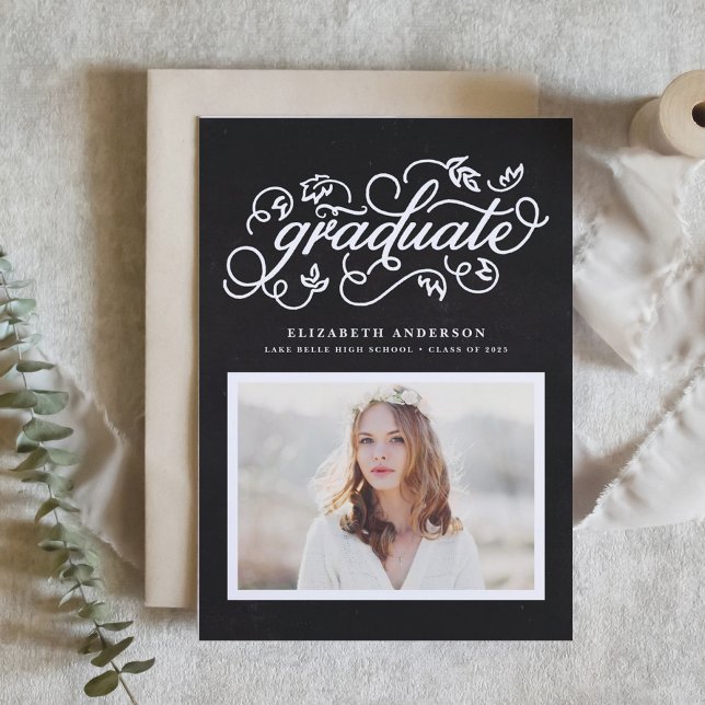Convites Graduação de Fotografias de Script Russo de Chalkb (Customizable photo graduation invitation featuring rustic calligraphy on faux chalkboard background.)