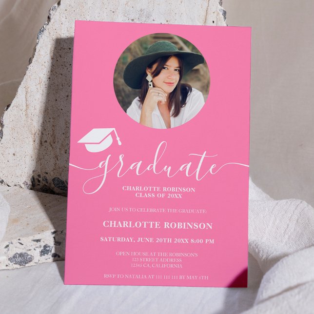 Convites Graduação de fotos com script de formando rosa bra (White pink graduate script photo graduation invitation)