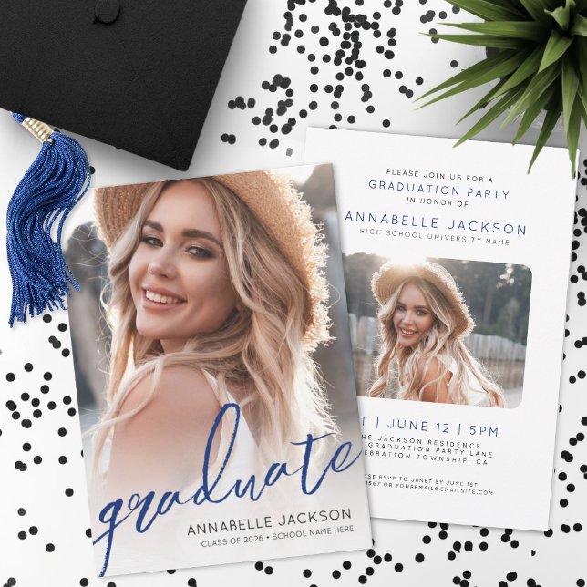Convites Graduação de Fotos de Graduados em Azul Script (Blue Trendy Script Graduate Photo Graduation Invitation)