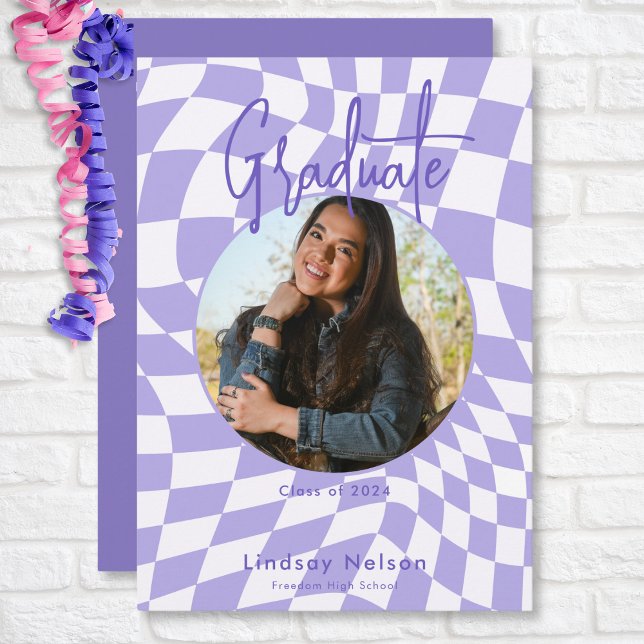Convites Graduação de Fotos de Verificação Roxo e Branco Mo (Modern Retro Purple & White Check Photo Graduation Invitation)