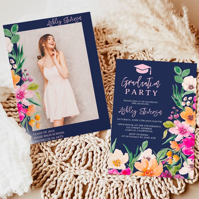 Convites Graduação de fotos em guião de flores silvestres b (Bright wild flowers script photo graduation invitation on navy blue)