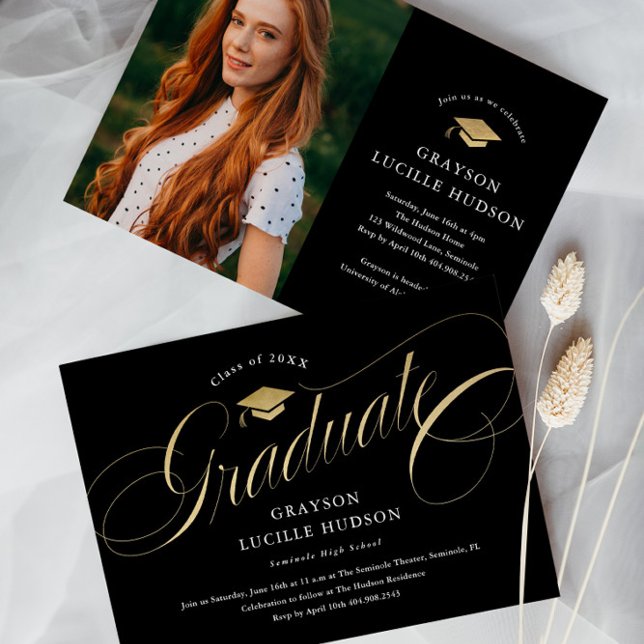 Convites Graduação de Fotos em Preto e Dourado Script Elega (Elegant black and gold script graduate photo graduation announcement invitation cards.)