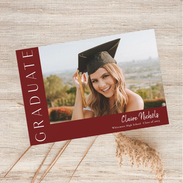 Convites Graduação de Fotos Horizontal Moderna (Modern Typography Maroon Photo Graduation Invitations.)