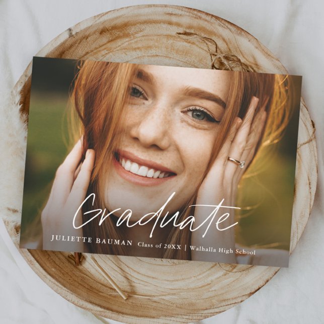 Convites Graduação de Fotos Simples com Formando de Script  (Simple modern script photo graduation invitation announcement.)