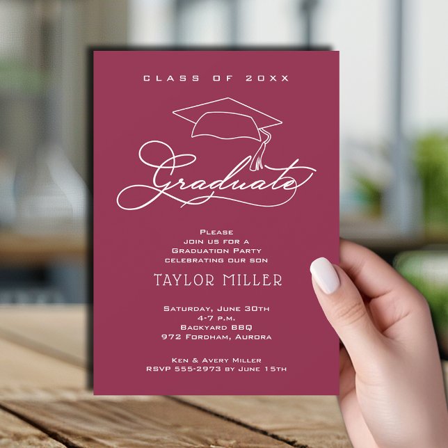 Convites Graduação de Maroon do Script Branco Elegante (Elegant white script and grad hat maroon graduation party invitations)