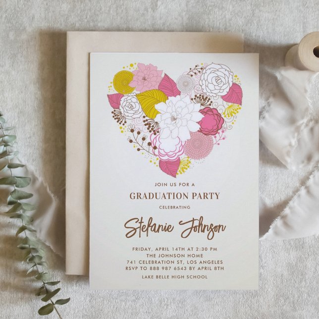 Convites Graduação do Coração Floral Amarelo-Rosa-Vintage (Customizable vintage graduation invitation featuring pink, yellow and white floral heart.)