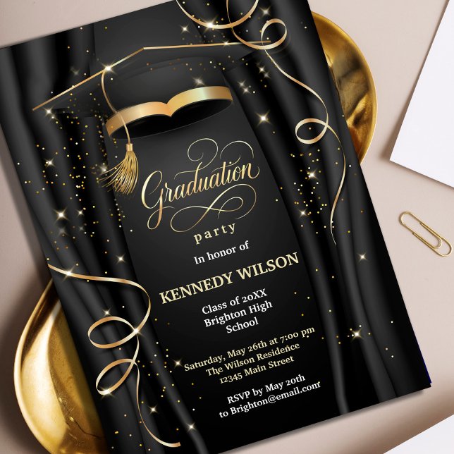 Convites Graduação Elegante Preta e Dourada (Elegant Black & Gold Graduation Invitation #grauationblackgold #sparkles #luxuryinvitation #zazzle)