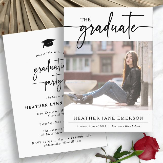 Convites Graduação em Letra Moderna Simples (Simple Modern Script Photo Graduation Party Invitation Card by Painted Paperie
)