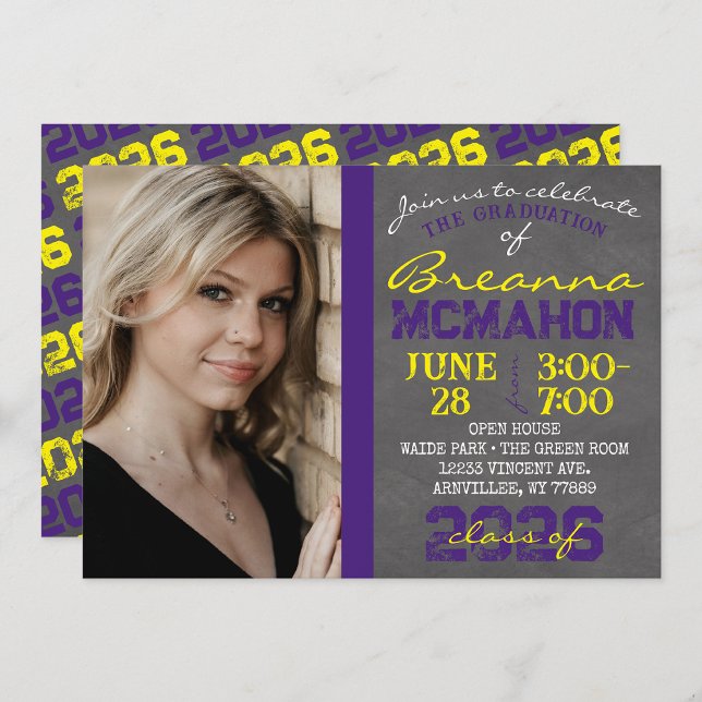 Convites Graduação em Qualkboard Moderno, Roxo e Amarelo (Repeating Class Year Chalkboard Graduation Photo Invitations)