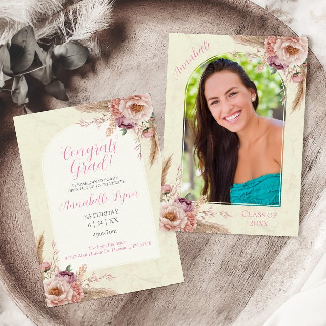 Convites Graduação Floral de Beige e Boho Rosa (Photo Boho Floral with Pampas Grass and Blush Pink Flowers Graduation Invitation front & back shown)