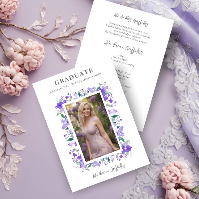 Convites Graduação Floral Graciosa Encantadora Foto Lilac (Charming Graceful Floral Contemporary Purple Personalized Photo Graduation Invitation Card.)
