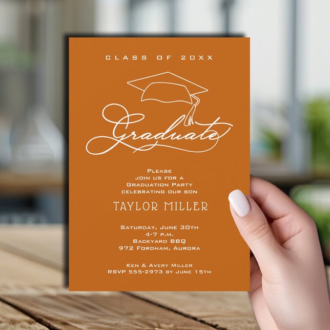 Convites Graduação Laranja Queimada por Script Elegante (Elegant white script and grad hat burnt orange graduation party invitations)